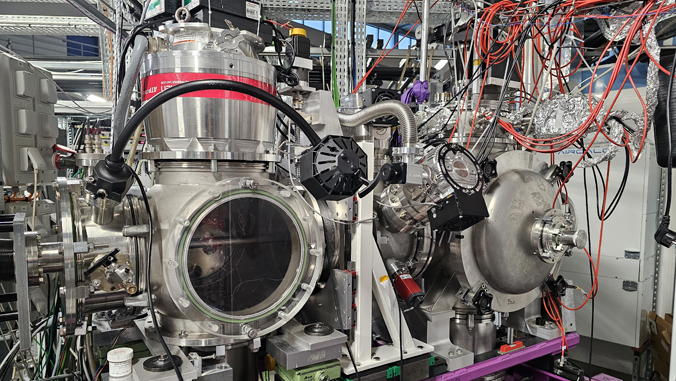 Molecular beams machine with integrated chemical microreactor